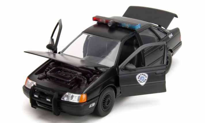 Den Dienstwagen von Robocop fertigen die Spezialisten von Jada mit einer Zinkdruckguss-Karosserie und spendieren ihrer Neuheit in der Baugröße 1:24 zwei bewegliche Türen und zu öffnende Hauben ]Foto: Werk
