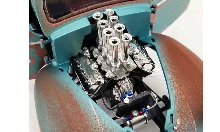 Der V8-Motor ist bei einem Gasser eigentlich gesetzt und Ehrensache. Da tanzt auch die 1:18-Neuheit von ACME Die-Cast nicht aus der Reihe. Unter der Nase steckt ein Hemi-Motor. ]