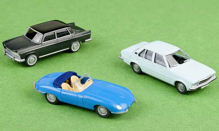Die Pkw-Fans dürften sich im aktuellen April-Paket von Wiking unter anderem auf den Fiat 1800, den Opel Rekord und den Jaguar E-Type als Roadster freuen]Foto: Werk