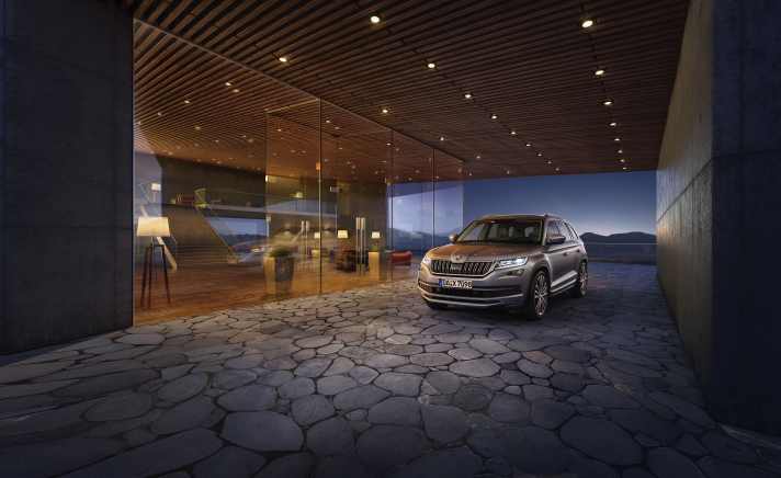   Der KODIAQ L&K besitzt serienmäßig 19-Zoll-Leichtmetallfelgen, Progressivlenkung, eine eloxierte Dachreling und getönte Heck- und hintere Seitenscheiben (Sunset). Die adaptiven Frontscheinwerfer (AFS) und die Rückleuchten sind in LED-Technik ausgeführt.