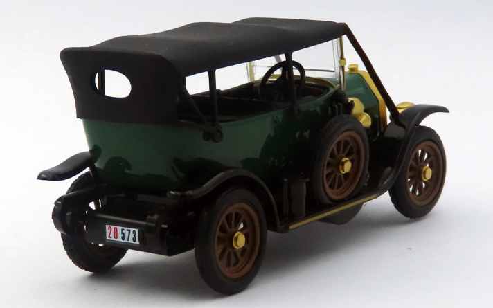 Sicher gibt es heute interessantere 1:43-Modelle. Aber Rio fertigt trotzdem den Fiat “Tipo Zero” in Dunkelgrün – übrigens in Italien. Das geschlossene Dach zeigt einen originalgetreuen Faltenwurf. ]