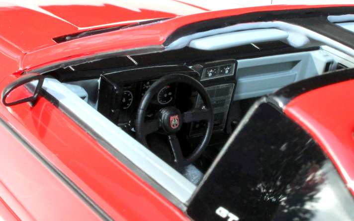 Dank der abnehmbaren Dachteile beim Pontiac Fiero GT von Automodello als Resinemodell in 1:24 sind die Finessen der originalgetreuen Inneneinrichtung sehr gut zu erkennen ]