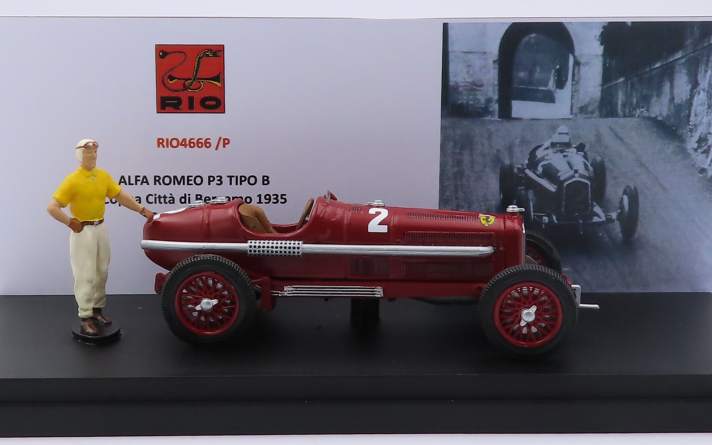 Für sein Sondermodell kombiniert Rio den Alfa Romeo P3 Tipo B aus dem hauseigenen Formenfuhrpark der Baugröße 1:43, mit einer fein gestalteten Figurine von Tazio Nuvolari im gelben Kurzarm-Trikot ]