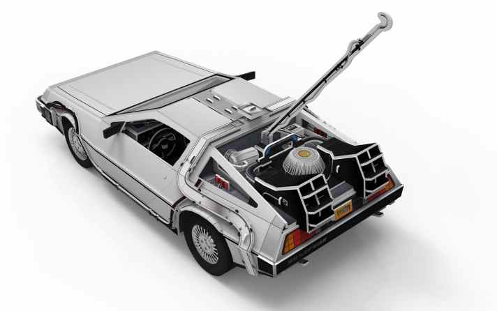 Dr. Emmett Browns DeLorean ist auch als Revell-Puzzle ein echter Verwandlungskünstler. Hier ist er mit dem hakenförmigen Blitzeinleiter zu sehen, es gibt aber auch einen Flux-Kompensator für den Kit]
