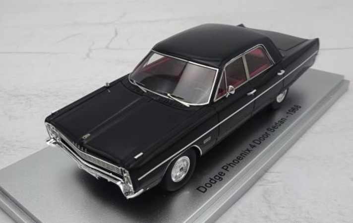 Der in 1:1 technisch baugleiche Dodge Phoenix kommt bei Kess in 1:43 in Schwarz ohne Stoffdach, dafür mit einer dunkelroten Inneneinrichtung auf den Markt]