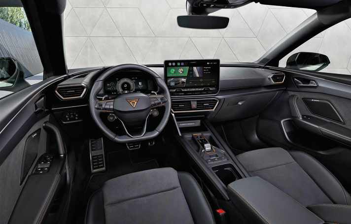 Das Cockpit ist Cupra-typisch aufgeräumt und übersichtlich. Der Touchscreen hat jetzt eine Größe von 12,9 Zoll