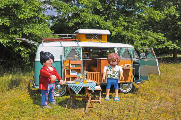 Die Figuren sind auf diesem Foto im Maßstab 1:1 und der Bulli ist es auch. Ihn gibt es bei einer gemeinsamen Aktion von Playmobil und Edeka zu gewinnen. Der Campingbus stammt aus dem Baujahr 1967. ]