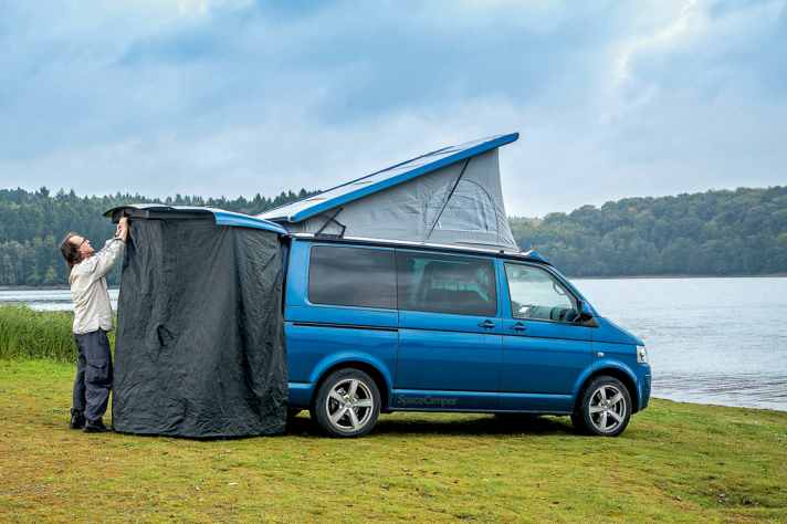   In der Heckklappe integriert ist das praktische Heckzelt, das auch eine Outdoor-Dusche erlaubt
