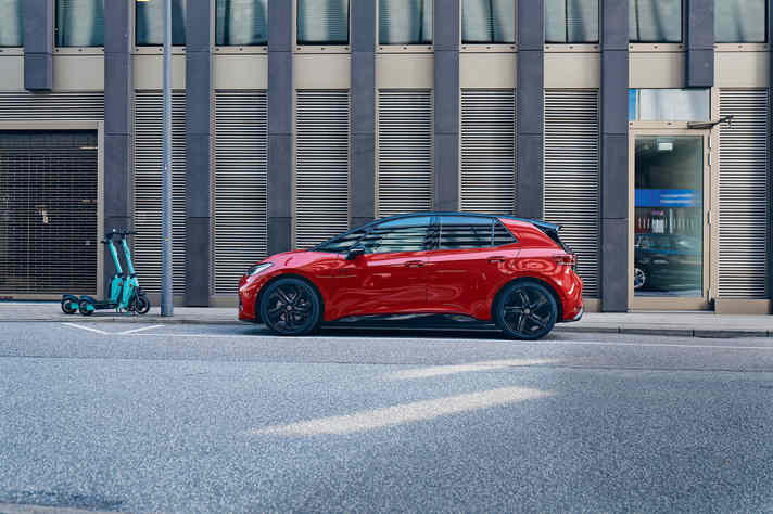 Das Metallic-Rot des ID.3 GTX ist besonders bei direkter Lichteinstrahlung fotogen