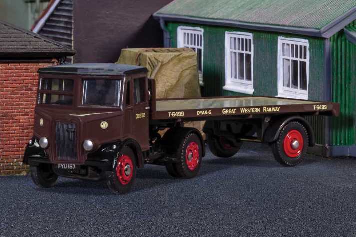 Kein Bahnhof kommt ohne Lkw aus, die ihre Ware vom Zug aufnehmen und zum Kunden bringen. Hier ist der Thornycroft Nippy Flatbed Trailer der “Great Western Railroad” als 1:76er zu sehen ]