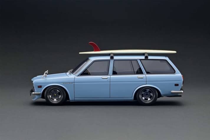 Auch die Klassiker wie die Datsun 510 Kombi (1967-1973) in 1:18 kommen bei Ignition Model nicht zu kurz. Diese hellblaue  Sonderversion mit Surfbrett entsteht für Tarmac.