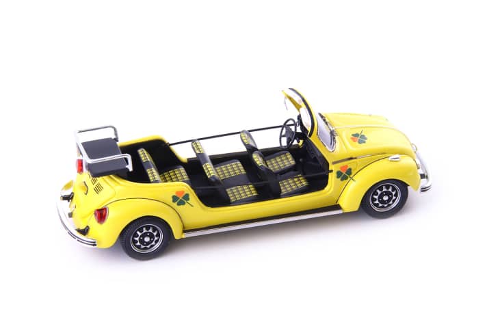 Eigentlich hatte der VW  Maxikäfer ganz hinten, hier im Bild das 1:43-Modell von Auto-Cult aus Resine zu sehen, noch eine vierte Sitzbank direkt über der Motorhaube. Die Kleeblätter sind originalgetreu. ]