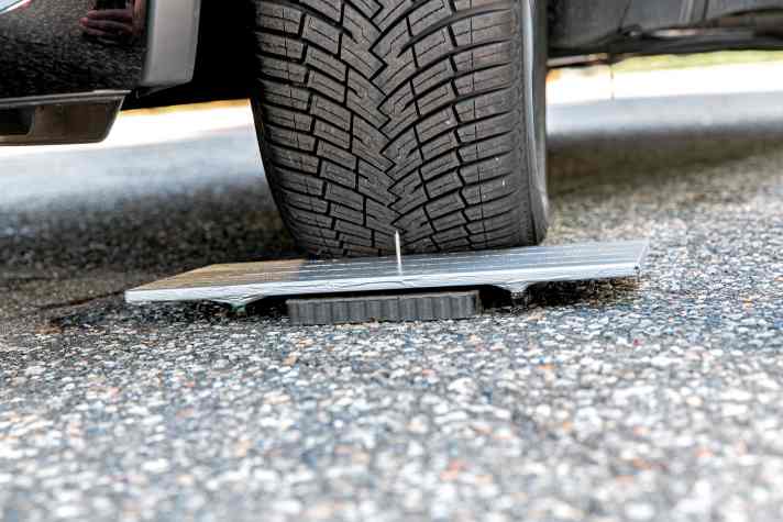 Autsch! GUTE FAHRT rollte mit dem Pirelli Cinturato All Season SF 2 mit „Seal Inside“
absichtlich über eine mit einem Nagel präpaierte Platte. Danach wurden Nagel und Platte
entfernt und der Luftdruck gemessen: Null Druckverlust – auch nach einigen Fahrtests!