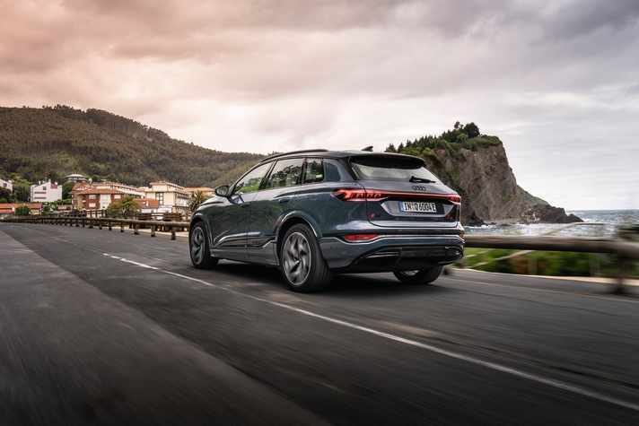 An der malerischen Uferpromenade von San Sebastián im spanischen Teil des Baskenlands machte der Audi Q6 e-tron eine richtig gute Figur