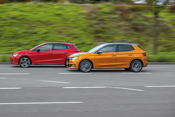 Das Bild trügt: Längsdynamisch fährt der Fabia dem Ibiza davon.
Doch auf kurvigem Geläuf wendet sich das Blatt. Hier läuft
der feurige Spanier zur Höchstform auf, zeigt dem
Skoda frech die Rücklichter. Er serviert einen
Fahrspaß der Extraklasse