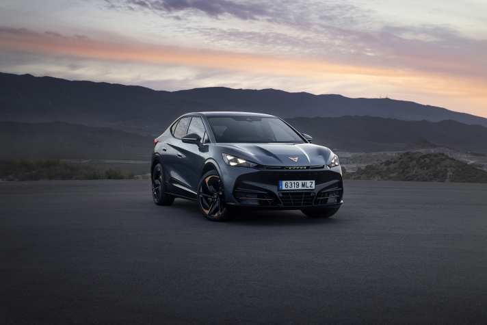 Die gewohnt auffällige Front mit den dreieckigen Matrix-LED-Scheinwerfern. Cupra setzt beim Tavascan auf ein beleuchtetes Logo, auch am Heck