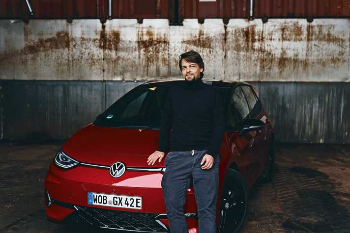 Ein zufriedener E-Auto-Fan: Redakteur Martin Haase. Denn Fahrspaß bietet der ID.3 GTX - besonders auf Landstraßen