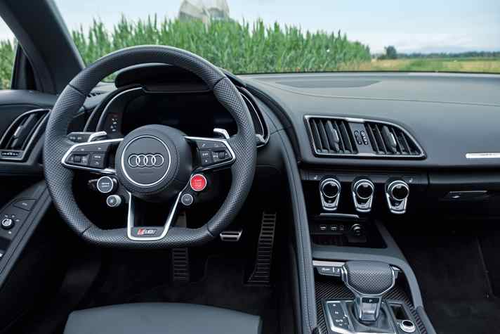 Wie in einem Rennwagen: Im schlichten Cockpit ist alles auf den Fahrer ausgerichtet