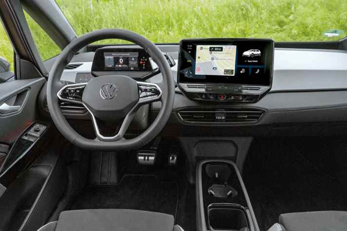 Das minimalistische Cockpit zeigt sich wertiger als zuvor und die Bedienung geht dank neuer Soft- und Hardware flüssiger von der Hand. Unverständlich: Der Touch-Bedien-Slider bleibt unbeleuchtet