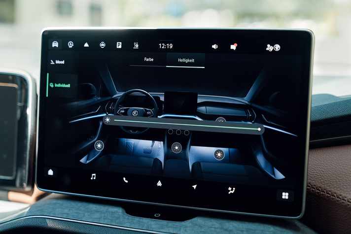 Bestens im Blick: Die Bedienung des optional erhältlichen 13-Zoll-Touchscreens gelingt ganz intuitiv und einfach