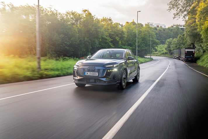 Das Gesicht des Q6 e-tron mit dem markentypischen Single Frame, den schmalen Lichtsignaturen sowie den tief liegenden Lufteinlässen wirkt sportlich-dynamisch