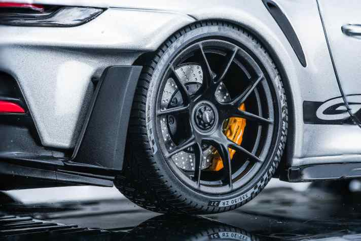 Die beiden 911 GT3 RS in 1:18 von Minichamps aus der Titelgeschichte gehen auf unvergleichliche Weise ins Detail. Auch die Verpackungen dieser beiden Neuheiten sind sehr speziell. Foto: Blackys Studio