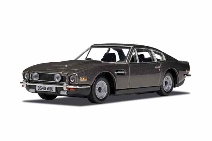 Starker Auftritt am Schluss von “No Time to die”: Bonds Freundin Madeleine fährt den Aston Martin V8 aus “Der Hauch des Todes”. Corgi baut das Agenten-Coupé jetzt wieder im Maßstab 1:36 nach.]