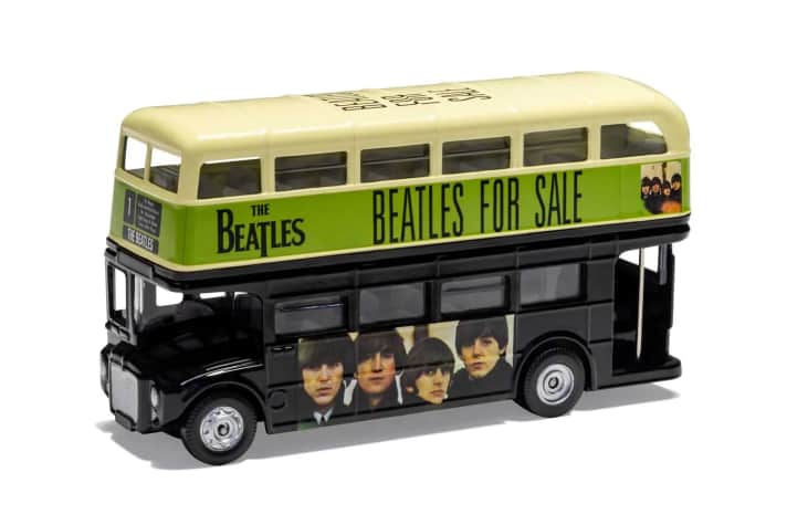 Die teilweise recht bunten Werbebedruckungen und die verschiedenen Linien des AEC Routemaster geben Corgi für sein 1:76-Modell fast unendliche Möglichkeiten für originalgetreue Varianten aus Die Cast ]Foto: Werk