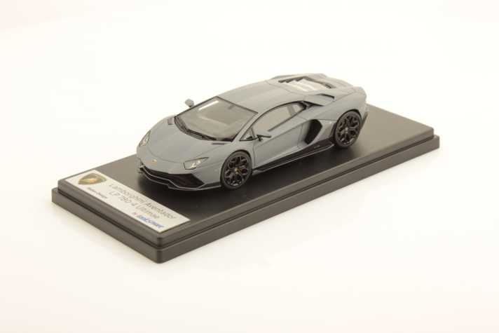 Die graue Version des Lamborghini LP 780-4 Ultimae von Looksmart kommt im Gegensatz zur weißen ohne Karbondach aus und rollt auch auf komplett anderen Felgen zum 1:43-Sammler.