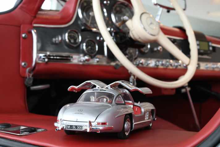 Weltexklusive Bilder zeigen den Mercedes-Benz 300 SL Flügeltürer von Schuco als 1:18-Modell in der Ausstellung “70 Jahre SL” im Mercedes-Museum in Stuttgart ]