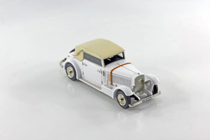 Wie das Original des Adler Standard 8 Kabriolett nach dem Entwurf von Walter Gropius hat auch das 1:43-Modell von Autopoineer originalgetreu vorne und hintern Scharniere an den Türen. ]
