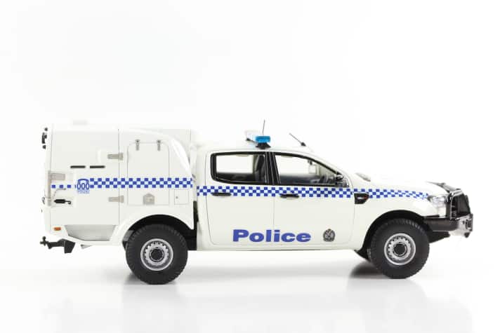 Die Seitenlinie des Polizeifahrzeugs von Trax in 1:43 zeigt vorne die wohlbekannte Form des Ford Pick-ups Ranger, hinten aber einen sehr ungewöhnlichen Spezialaufbau