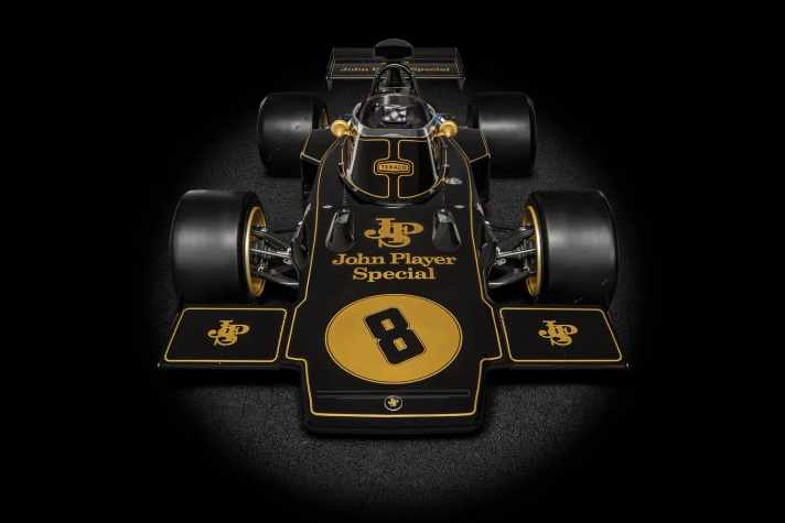 Die seitlich nach hinten versetzen Kühler machten beim Lotus 72 erstmals eine extrem flache Nase möglich. Diese Besonderheits ist auch am 1:8-Kit von Pocher sehr gut zu erkennen.]Fotos: Werk