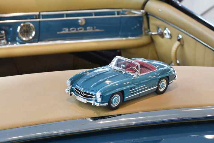 Für die Klassikerfans in China der 1:18-Star: der Mercedes-Benz 300 SL 