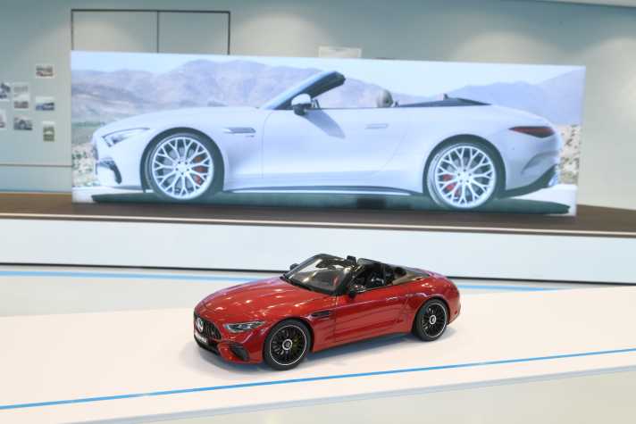 Auch wenn der aktuelle Mercedes-Benz SL nicht als Original in der Ausstellung zu sehen ist, haben wir ihn mitgebracht: Als 1:18-Verkleinerung von iScale in feiner Detaillierung. ]