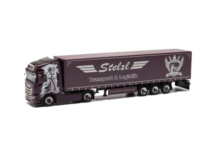 Beim violetten Iveco S-Way “Stelzl” als Gardinenplanensattelzug kann der Kunde wahlweise im Heck seinen Namen aufdrucken lassen, frei nach dem Motto “Max Mustermann fährt für Stelzl”]