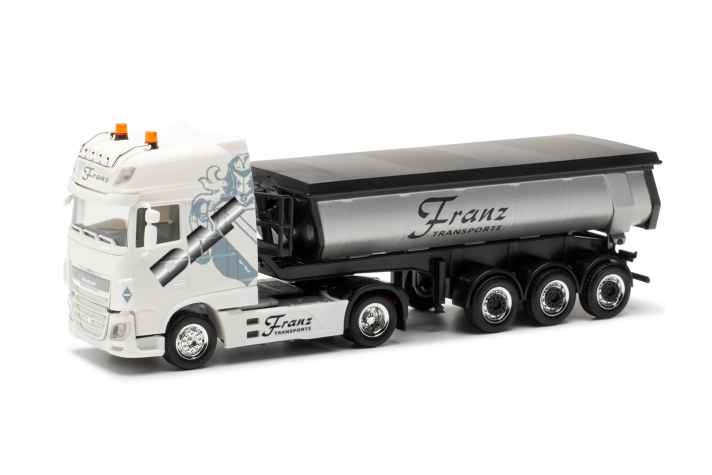 Den weißen DAF XF SSC Thermomulden-Sattelzug “Spedition Franz” von Herpa in H0 fährt im Maßstab 1:1 das Trucker-Babe Mona aus der gleichnamigen und beliebten Fernsehserie ]