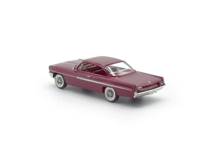 Auch ein schöner Rücken kann entzücken: Die Heckansicht des Brooklin Models gibt den Blick auf das luxuriös in 1:43 gestaltete Interieur des Pontiac Ventura von 1961 frei. ]