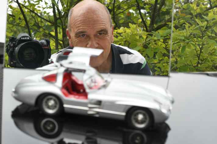 Über Jahrzehnte hinweg hat Markus Bolsinger den Mercedes-Benz 300 SLR fotografiert – auch en miniature. Seine Fotos sind in einem neuen Buch zu sehen, über das wir mit ihm gesprochen haben. ] Foto: Markus Bolsinger