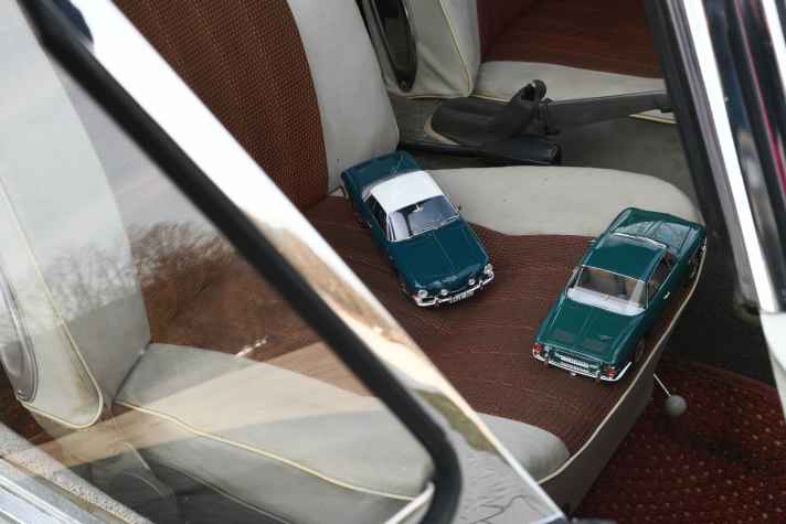 Nicht nur die luxuriöse Zweifarbigkeit, auch die Finessen des Interieurs, im Koffer- und Motorraum machen den VW Karman Ghia von Norev in 1:18 zu einen interessanten Neuzugang für 2025 ] Foto: Markus Bolsinger