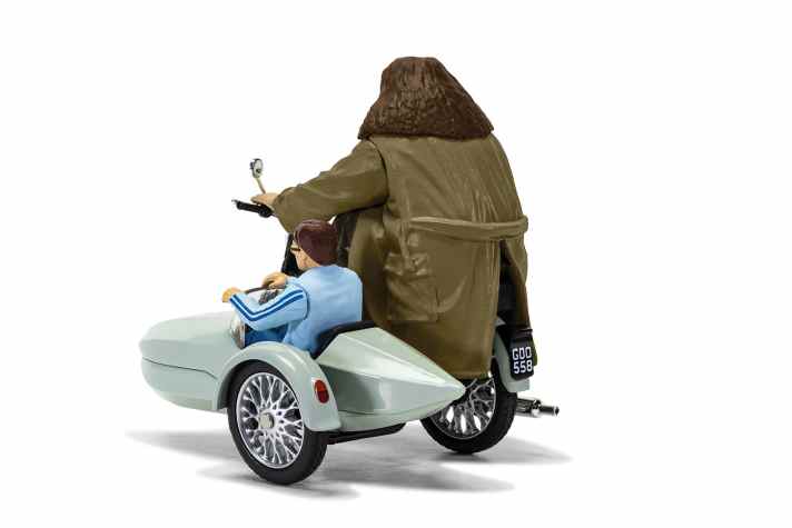 Gut: Die Speichenräder gehen besser als beim Corgi-Modell, aber bei den beiden Figuren sind sogar die Rückansichten in Sachen Dekoration echte Schokoladenseiten