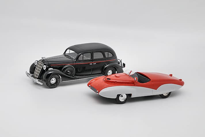 Die schwarze ZIS-Limousine Typ 101 von Kherson und der Stromlinien-GAZ Typ 20-SG1 „Pobeda-Sport“ in 1:43