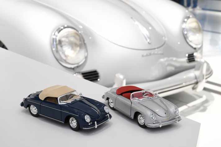 Dass ein Porsche nicht teuer sein muss, beweist Welly mit dem Porsche 356 Speedster in 1:24, der um die 20 Euro kostet, hier fotografiert mit dem Original im Museum