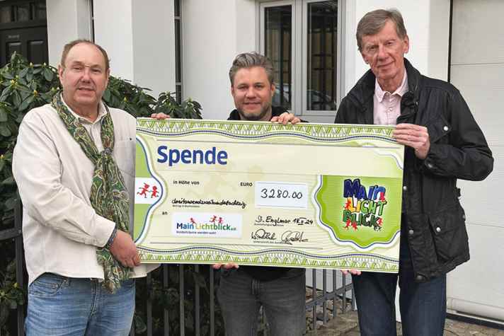 Die erste Spende an das Projekt Main Lichtblick ist bereits geflossen. So unterstützt das Modellauto einen guten Zweck. Rechts Walter Röhrl, in der Mitte Marko Gütelhöfer von Cartima