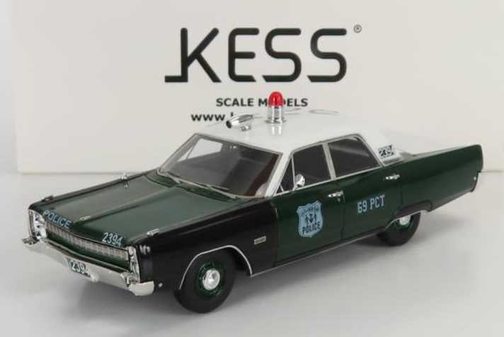 Der Plymouth Fury von 1968 ist ab November bei Kess in 1:43 auch als Streifenwagen unterwegs. Hier ist die Version der New York Police in Schwarz mit einem Weiß abgesetzem Dach zu sehen. ]