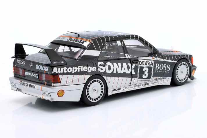 Mit dem Mercedes-Benz 190 E 2.5.1-6 Evo 2 bog Mercedes-Benz auch in der DTM auf die Erfolgsspur ein. Werk83 schenkt der etwas anderen Limousine mit fetten Heckflügel ein 1:18-Modell in verschiedenen Renn-Dekos. ] Foto: Werk