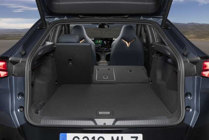 Der Kofferraum fasst 540 Liter Volumen, die Rücksitze lassen sich asymmetrisch, aber nicht vollends flach umlegen