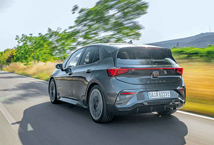 Der Cupra Born ist ein talentiertes Pendler-Auto. Langstreckenfahrten und Urlaubsreisen verlangen aber nach mehr Zeit und Aufwand als bei einem Verbrenner