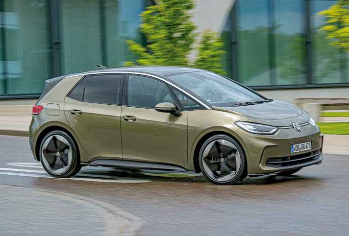 Bock auf einen flotten „3er“? Mit seinen 204 PS bietet der
ID.3 Pro ordentliche Fahrleistungen und das optionale
Adaptivfahrwerk besitzt umfassende Allround-Talente