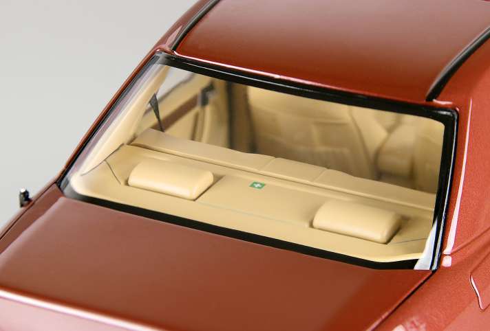 Norev baut einen Mercedes-Benz W 124 in der Baugröße 1:18, der auch mit Finessen überzeugt. Beim 500 E ist das weiße Kreuz für den Deckel des Verbandskasten aufgedruckt.